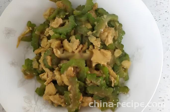 The method of stir frying bitter melon eggs
