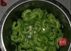 苦瓜炒蛋的做法图解2