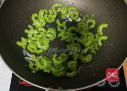 苦瓜炒蛋的做法图解8