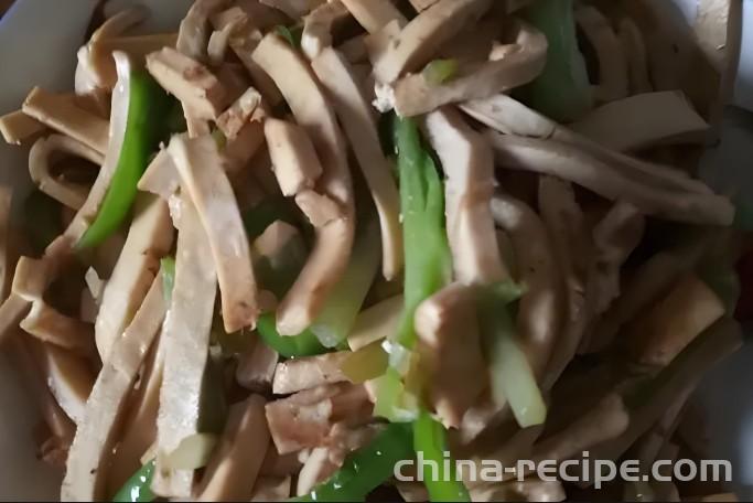 The method of stir frying dried tofu with green peppers