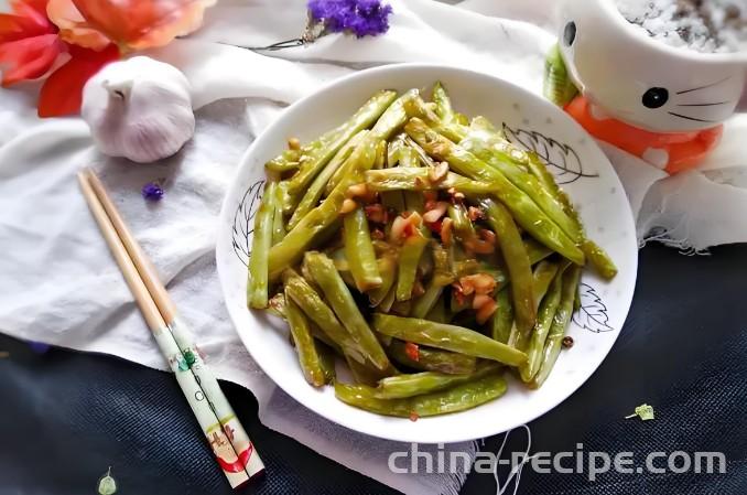 The method of stir frying green beans with garlic aroma