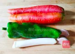 青椒胡萝卜片的做法图解1