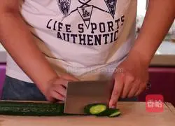 香肠炒黄瓜的做法图解1