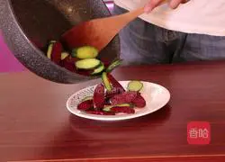 香肠炒黄瓜的做法图解5