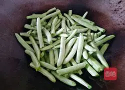 蒜香干煸四季豆的做法图解7