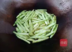 蒜香干煸四季豆的做法图解8