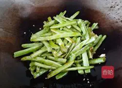 蒜香干煸四季豆的做法图解10