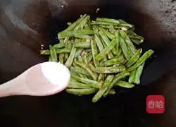 蒜香干煸四季豆的做法图解11