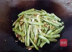 蒜香干煸四季豆的做法图解13