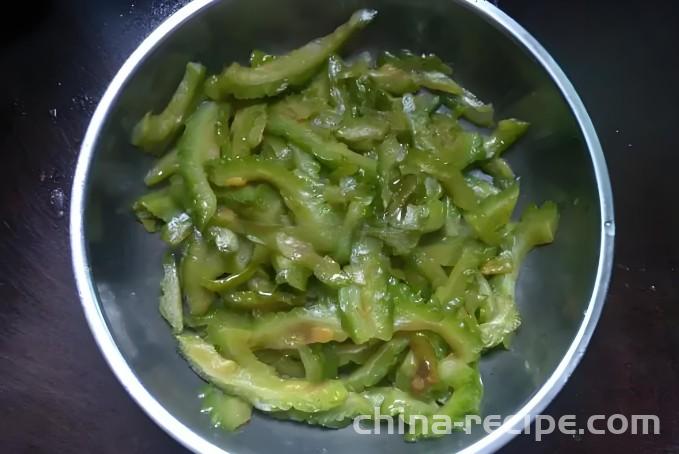 The method of stir frying soy sauce until bitter
