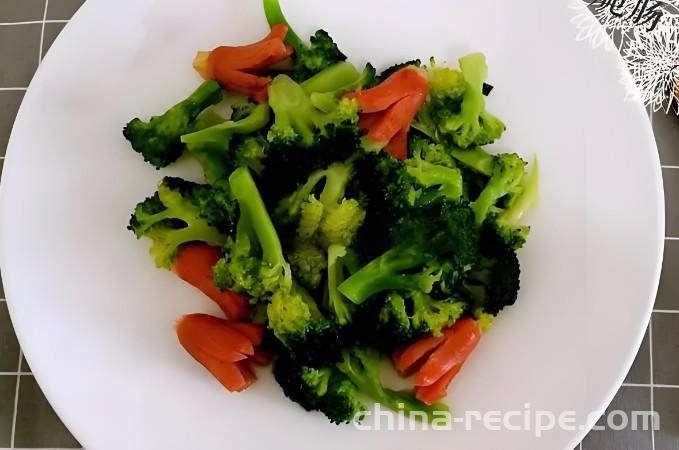 The method of stir frying crispy sausage with broccoli