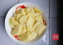 小鸡腿烧土豆的做法图解1