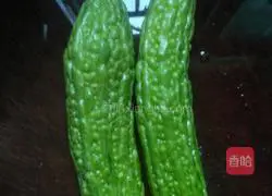 酱油炒苦瓜（减轻苦味）的做法图解1