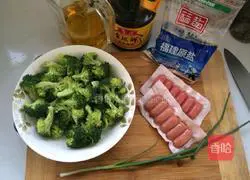 西蓝花炒脆肠的做法图解1