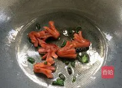 西蓝花炒脆肠的做法图解5