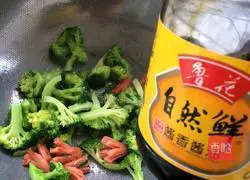 西蓝花炒脆肠的做法图解7