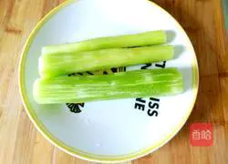 青笋炒鸡蛋的做法图解1