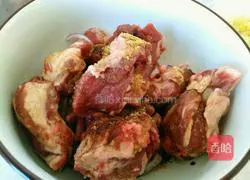 排骨酸菜馅蒸饺的做法图解3
