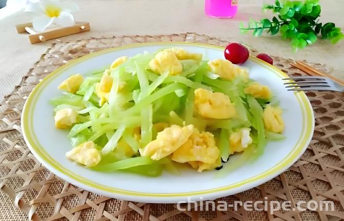 The method of stir frying eggs with green bamboo shoots