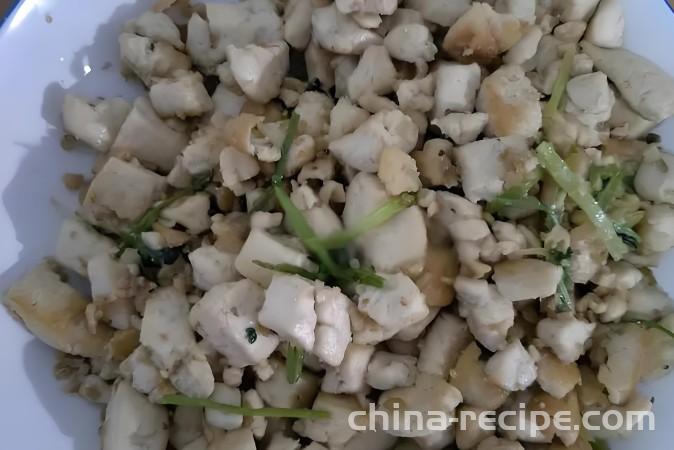 The method of stir frying tofu with shredded tofu