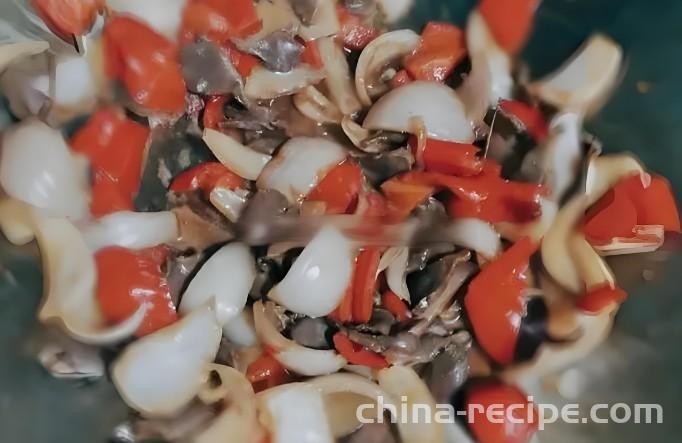 The method of stir frying chicken gizzards with onions