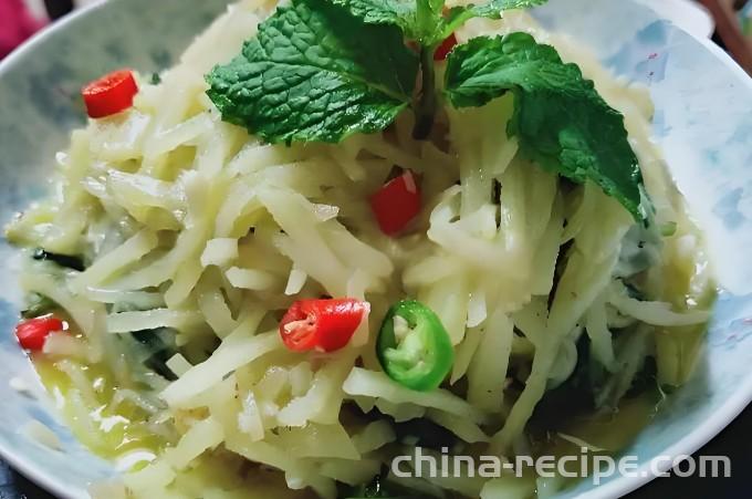 Method for stir frying shredded potatoes with mint