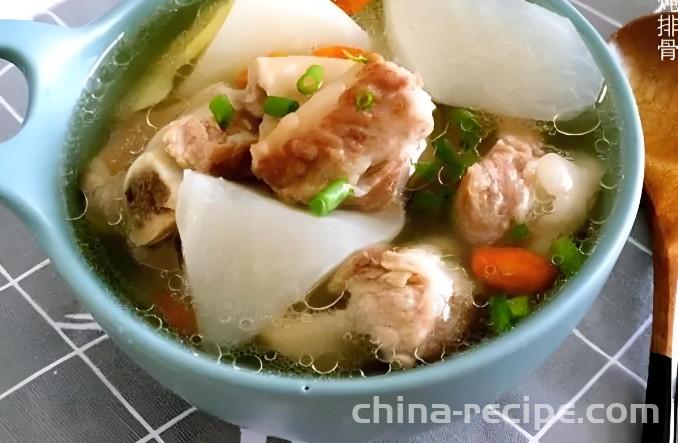The method of stewing pork ribs with radish