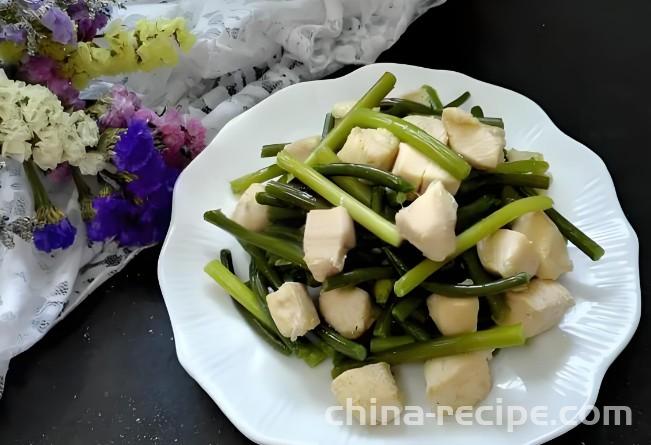 The method of stir frying diced chicken with garlic sprouts