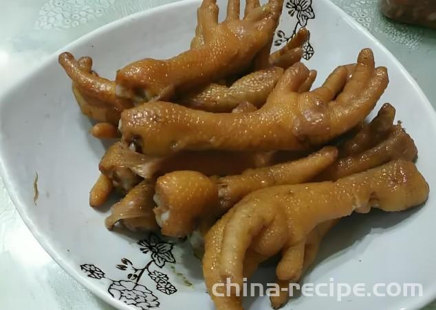 The method of making fragrant braised chicken feet