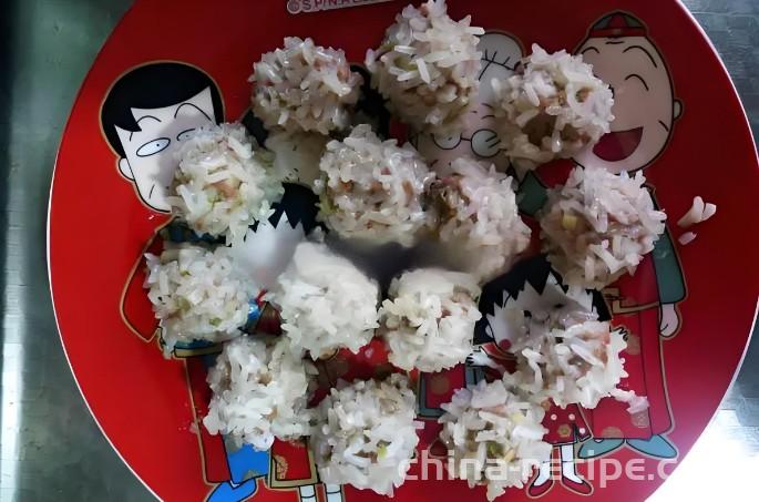 The method of wrapping glutinous rice balls in glutinous rice balls