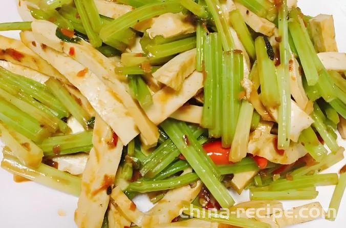 The method of stir frying celery with dried tofu