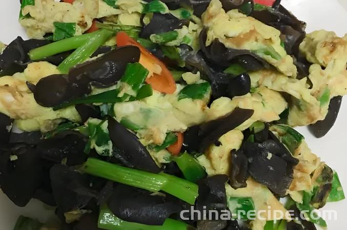 The recipe for stir frying eggs with black fungus and scallions