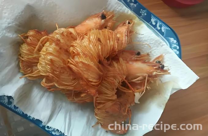 The method of wrapping golden silk around the waist of prawns