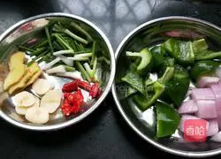 嫩炒猪肝的做法图解1