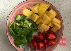 酸甜可口菠萝咕噜肉的做法图解2