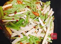 豆腐干炒芹菜的做法图解5