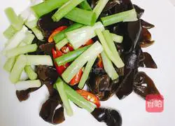 木耳小葱炒蛋的做法图解2