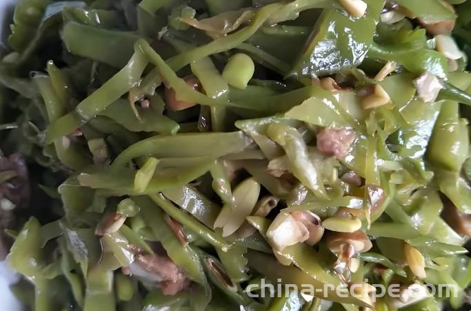The method of stir frying bean shreds with meat