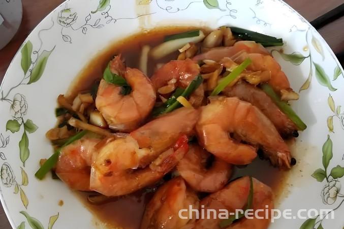 The method of braising shrimp with garlic oil