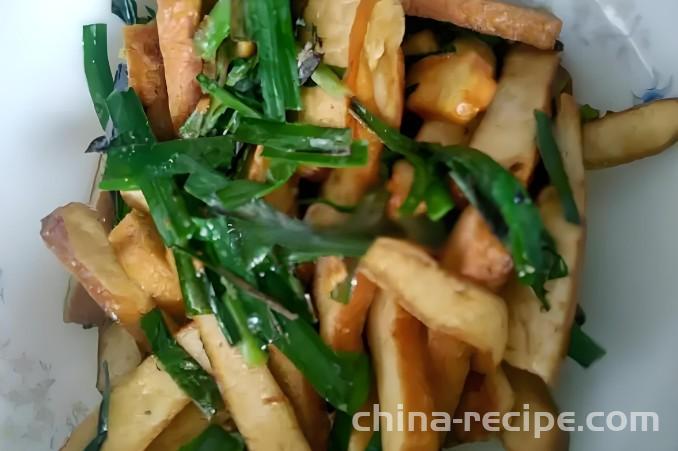 The method of stir frying dried tofu with chives and oil consumption