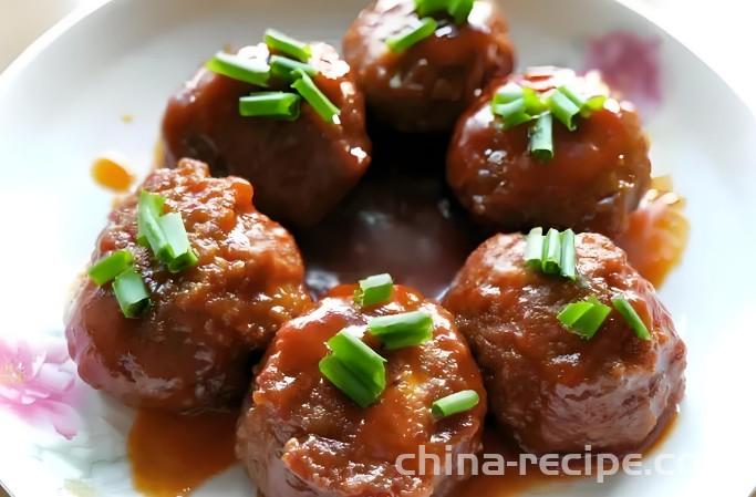 How to wrap quail eggs with Rice-meat dumplings in tomato sauce