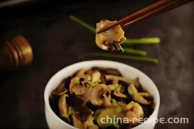 The recipe for home cooked nutritious and delicious steamed chicken with winter mushrooms