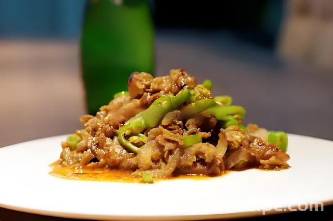 The method of stir frying lamb with pepper, onion and cumin