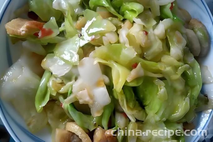 The method of stir frying cabbage with oil residue