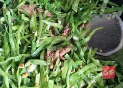 肉炒扁豆丝的做法图解5