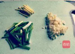 蒜香油焖虾的做法图解1