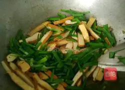 韭菜耗油炒豆腐干的做法图解4