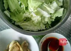 油渣炒白菜的做法图解1