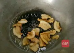 油渣炒白菜的做法图解2