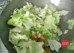 油渣炒白菜的做法图解3